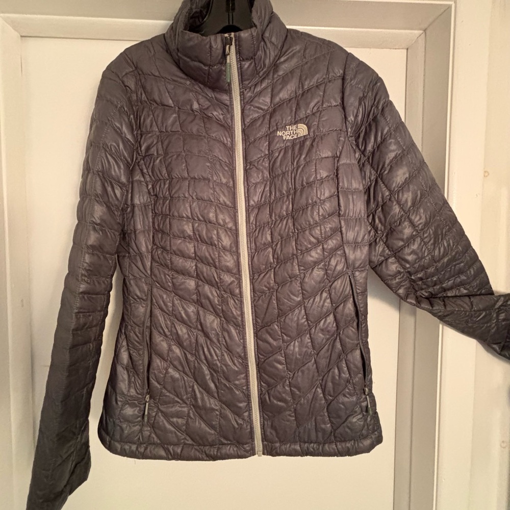 North Face Woman’s fitted lightweight Coat, M, Gray, stows in zipper pocket